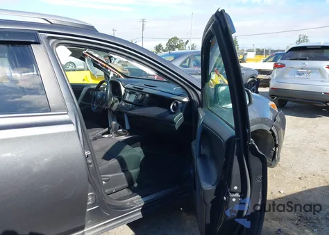 2017 Toyota Rav4 Xle z USA, uszkodzony, nr VIN 2T3RFREV4HW679325